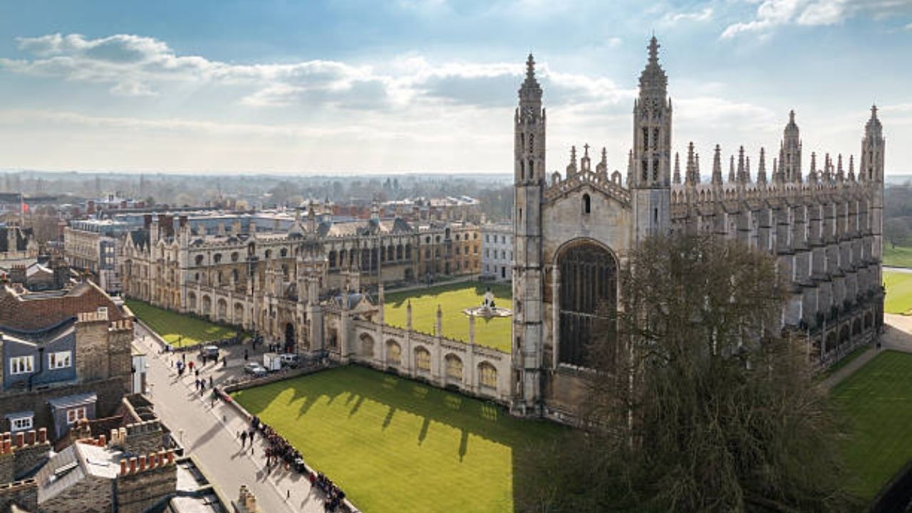 Cambridge Üniversitesi'nin Kütüphanesini Online Ziyaret Etme Fırsatı